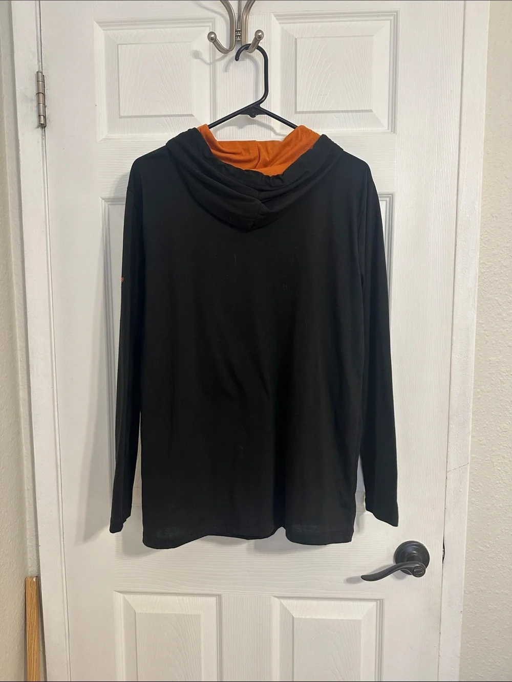 Black & Orange San Francisco Giants long sleeve hooded shirt. NWOT
